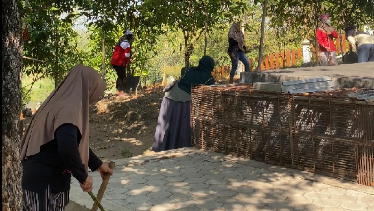 Gotong Royong Bersih-Bersih di Goa Sentono